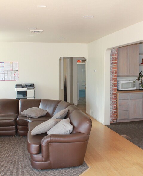 More Photos Of 2365 Glendale Ave, Sparks Showroom For Sale