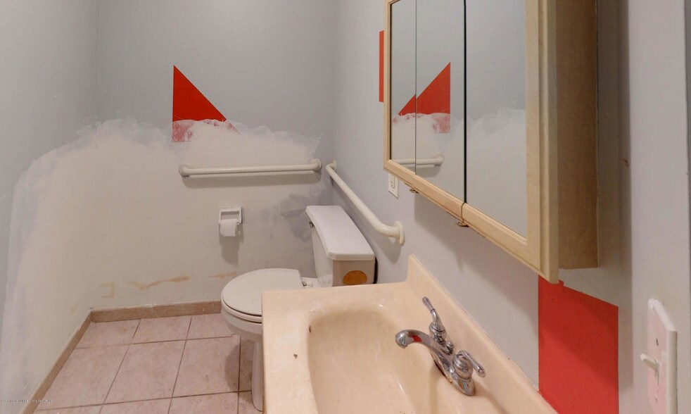 More Photos Of 4022 Hylan Blvd, Staten Island Storefront Retail Residential For Lease