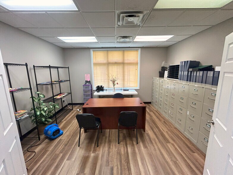 More Photos Of 1721 McIntosh Dr, Bowling Green Office For Sale