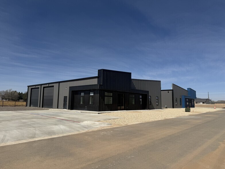 More Photos Of 3204 118th St, Lubbock Flex For Lease