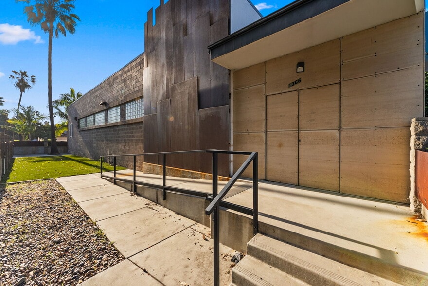 More Photos Of 1366 Hornblend St, San Diego Flex For Lease