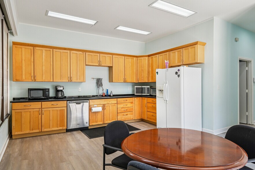More Photos Of 396 W Main St, Lewisville Medical For Sale
