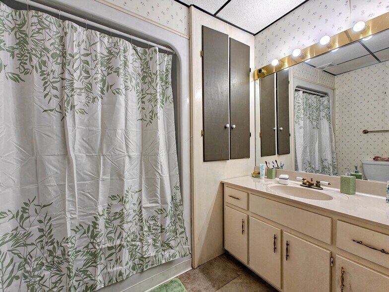 More Photos Of 121 N Poplar St, Paris Storefront Retail Residential For Sale