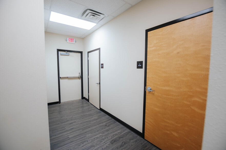 More Photos Of 9870 N Gateway Blvd, El Paso Office For Lease