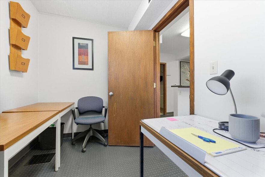 More Photos Of 1824 2nd Ave, Council Bluffs Office For Lease