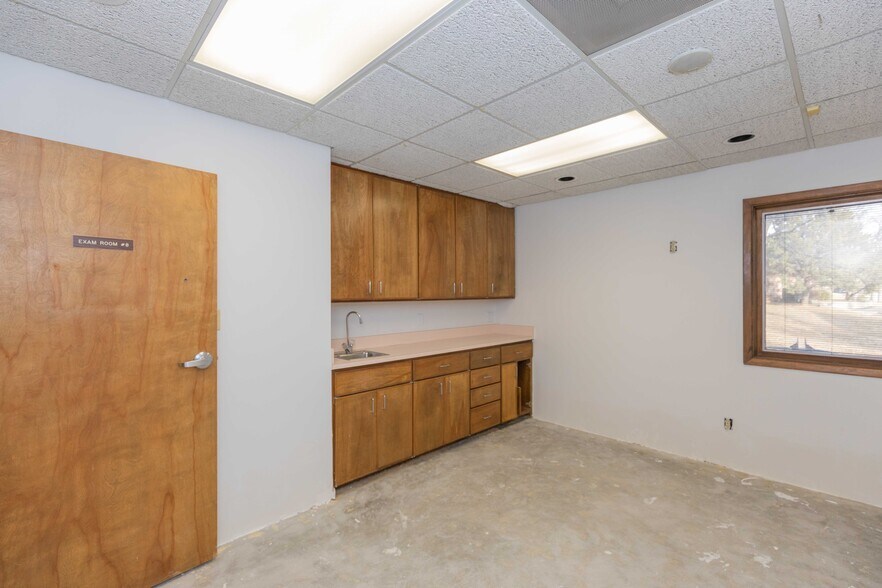 More Photos Of 7308 Fleming Ave, Amarillo Medical For Lease
