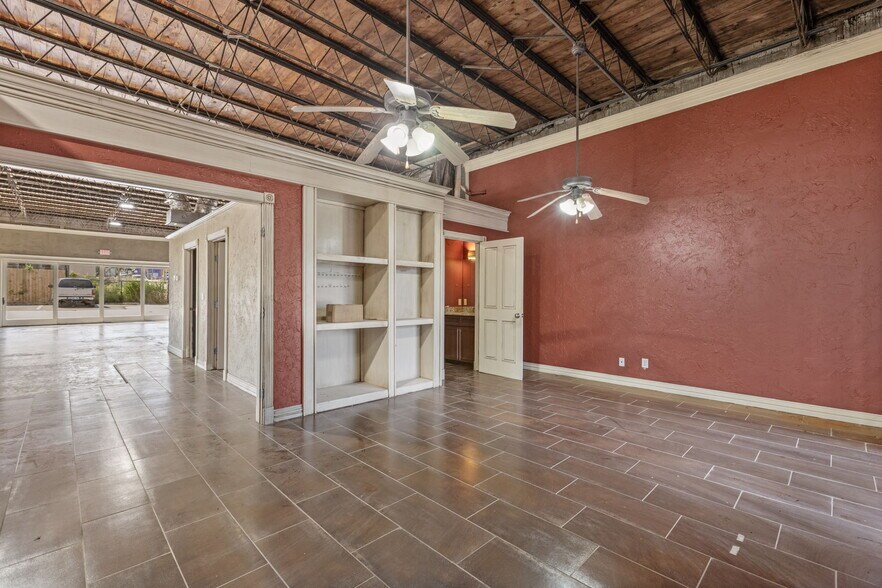 More Photos Of 807 S Xanthus Ave, Tulsa Warehouse For Lease