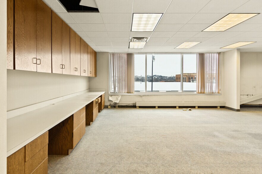 More Photos Of 17 1st Ave SW, Minot Bank For Sale