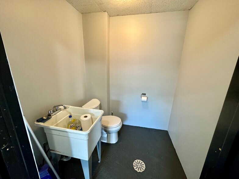 More Photos Of 1475 Massillon Rd, Akron Convenience Store For Lease