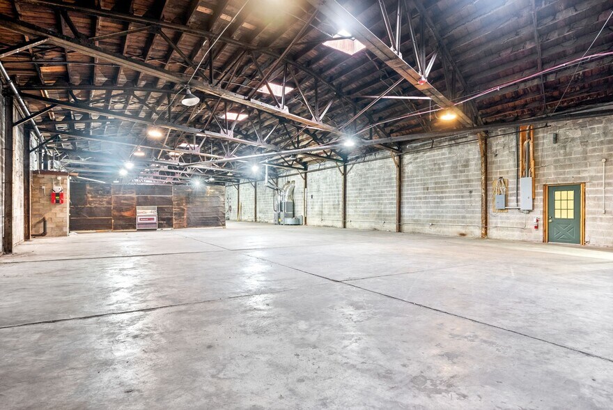 More Photos Of 1214 College St, Clarksville Warehouse For Lease