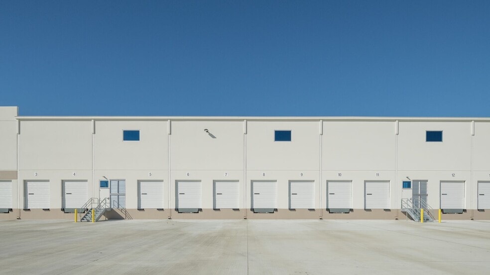 More Photos Of 3193 Bass Pro Dr, Grapevine Distribution For Lease