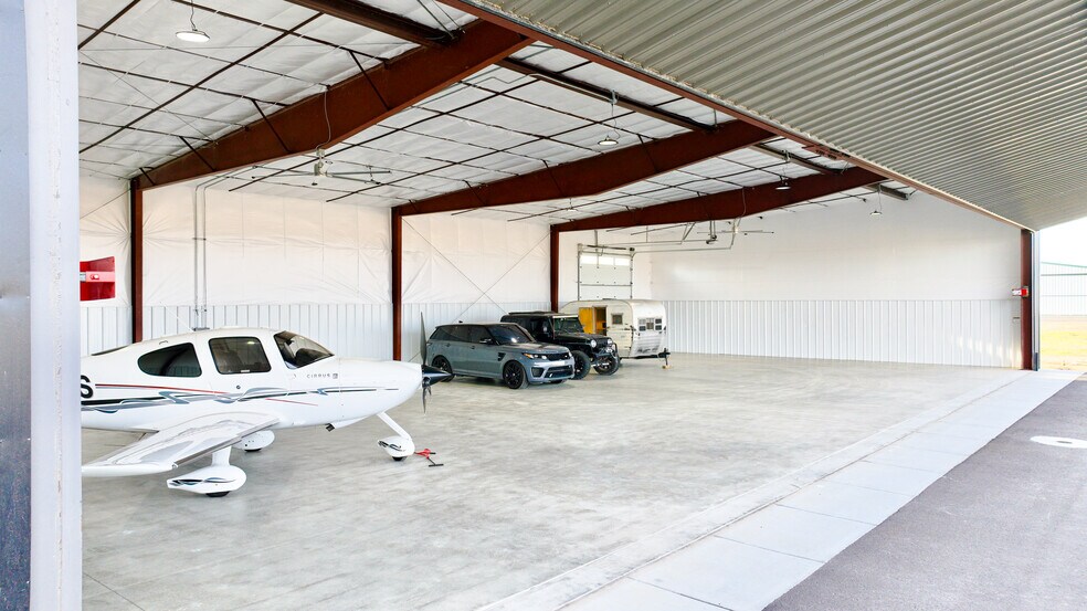 More Photos Of 5510-5515 Aviation Way, Caldwell Airplane Hangar For Sale
