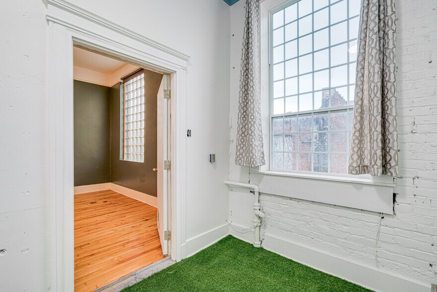 More Photos Of 339 Madison Ave, Memphis Storefront Retail Office For Lease