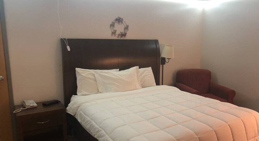 More Photos Of 711 N Center St, Shelbina Hotel For Sale