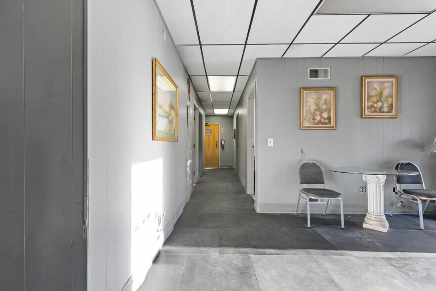 More Photos Of 223 Fearing Blvd, Toledo Freestanding For Lease