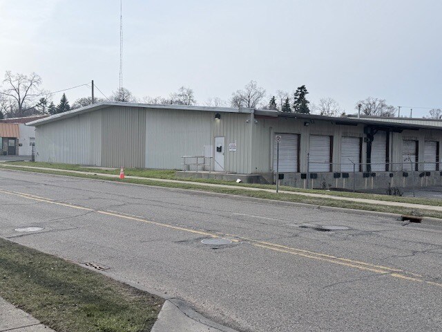 More Photos Of 112 W Pike St, Pontiac Distribution For Sale