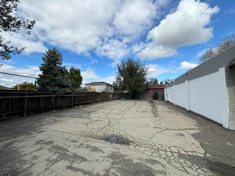 More Photos Of 395 S Winchester Blvd, San Jose Freestanding For Sale