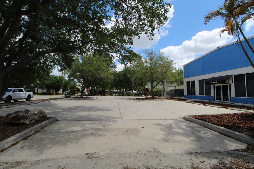 More Photos Of 2208 58th Ave E, Bradenton Warehouse For Sale