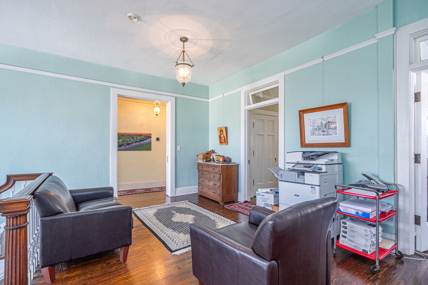 More Photos Of 18 E 34th St, Savannah Office Residential For Lease