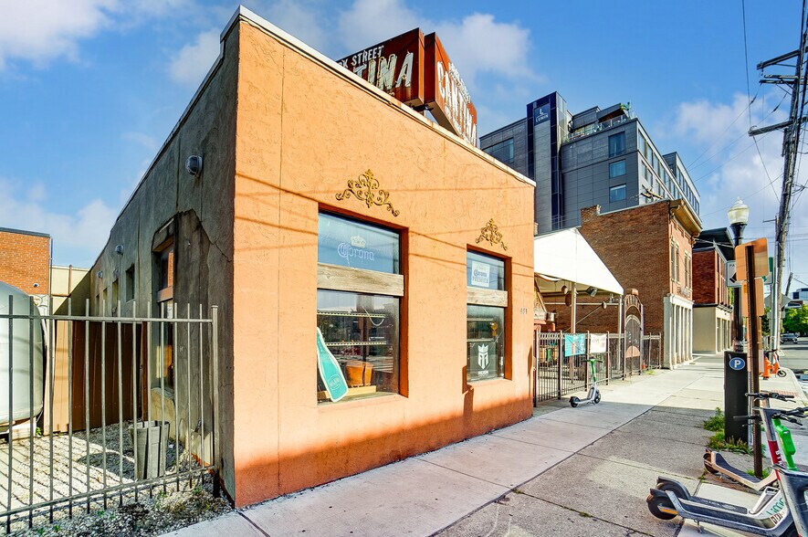 More Photos Of 491 Park St, Columbus Bar For Lease