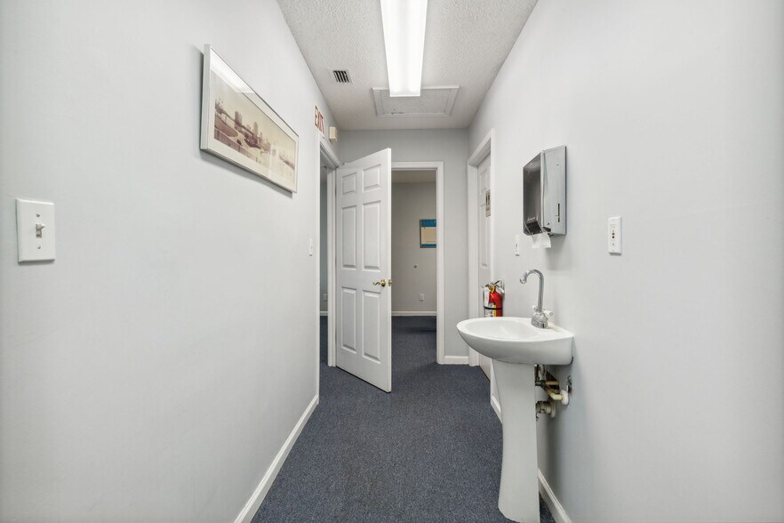 More Photos Of 2762 Dunn Ave, Jacksonville Office For Sale