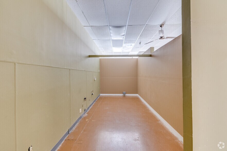 More Photos Of 1107 E Bell Rd, Phoenix General Retail For Lease