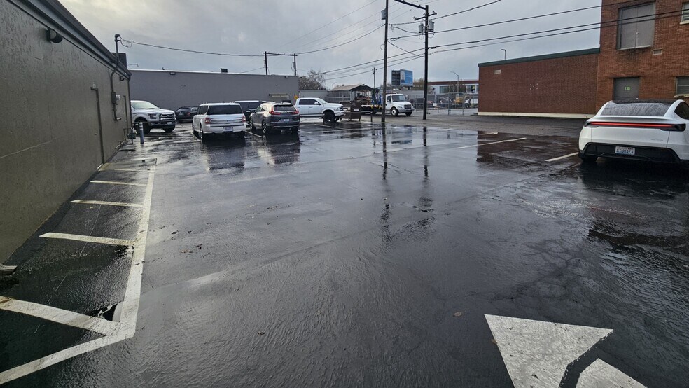 More Photos Of 1322-1324 Vandercook Way, Longview Office For Lease