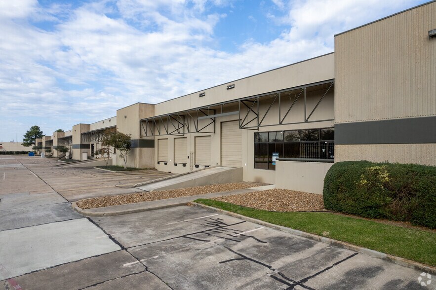 More Photos Of 9200-9230 Baythorne Dr, Houston Unknown For Lease
