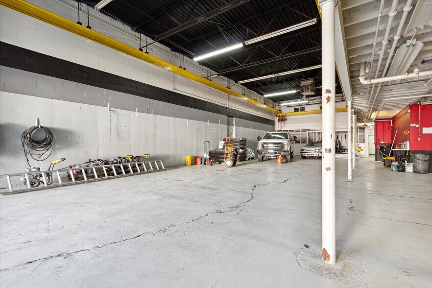 More Photos Of 4800 Joslyn Rd, Lake Orion Light Manufacturing For Sale