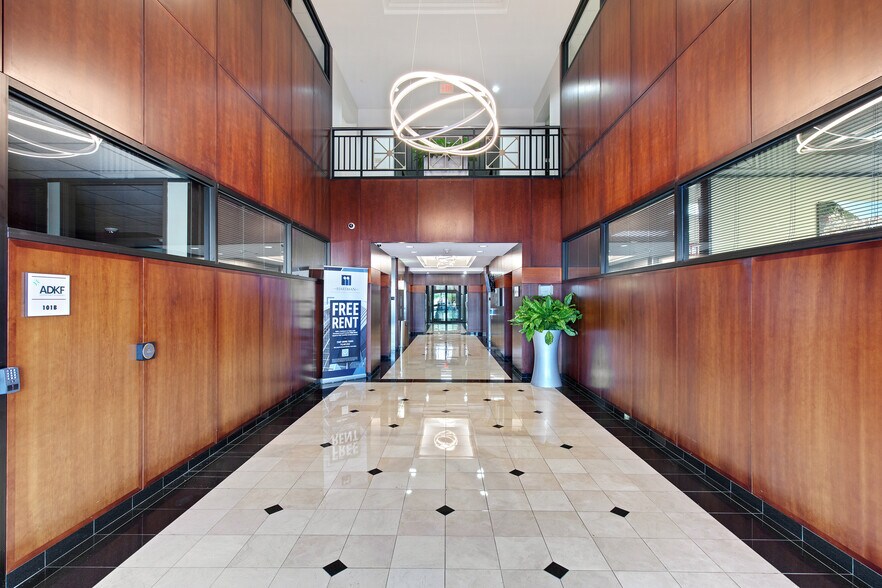 More Photos Of 8620 N New Braunfels Ave, San Antonio Unknown For Lease