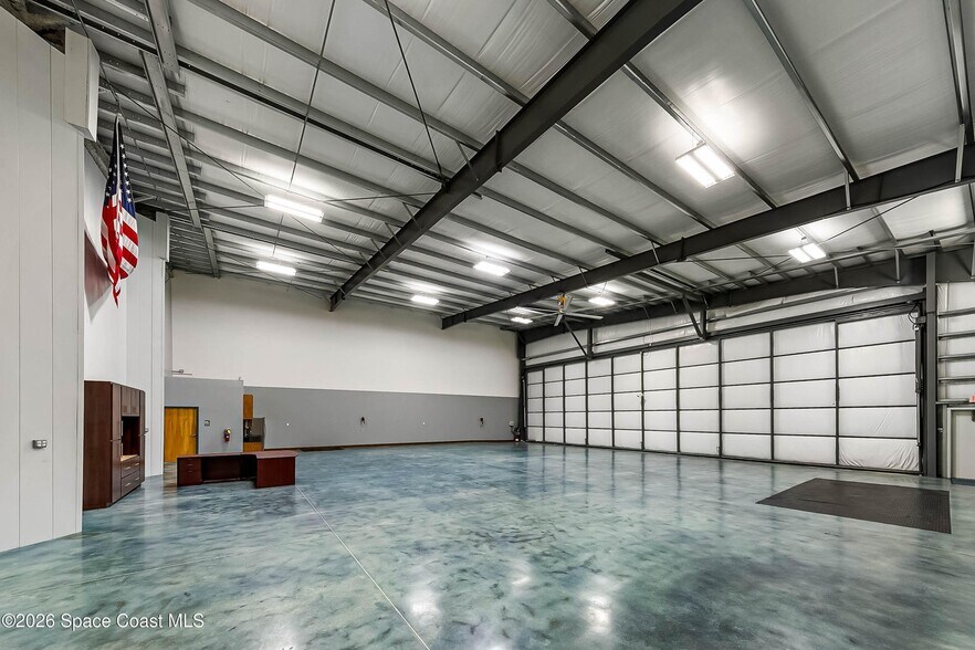 More Photos Of 805 Tower Access Rd, Melbourne Airplane Hangar For Sale