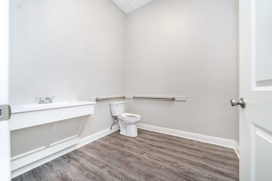 More Photos Of 307 US Highway 271 N, Gilmer Storefront Retail Office For Lease