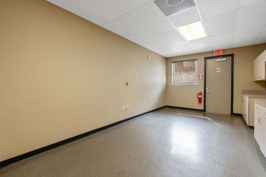 More Photos Of 21755 N I-45 Fwy, Spring Flex For Sale