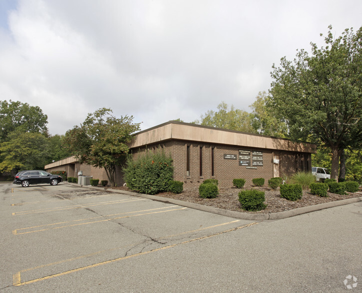 Primary Photo Of 10533-10535 Farmington Rd, Livonia Medical For Lease