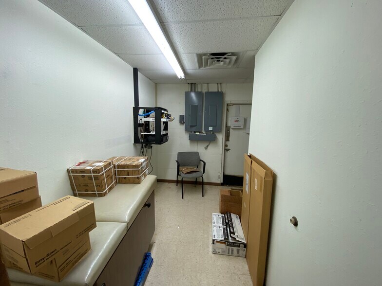 More Photos Of 321 E Spring St, Palestine Unknown For Lease