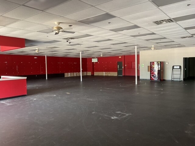 More Photos Of 912 Municipal Dr, Brandon Storefront For Lease