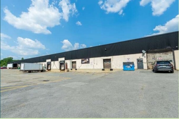 More Photos Of 7527-7583 Boul Henri-Bourassa E, Montréal Flex For Lease