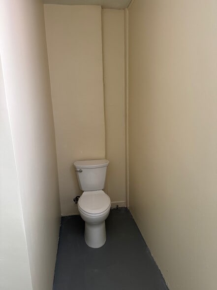 More Photos Of 1728 Maple Ave, Los Angeles Warehouse For Lease