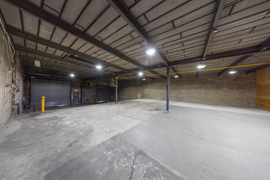 More Photos Of 91-26 Archer Ave, Jamaica Showroom For Lease