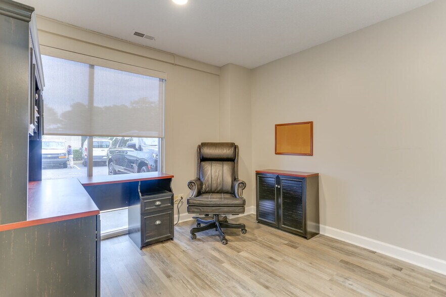 More Photos Of 1222 Executive Blvd, Chesapeake Showroom For Lease