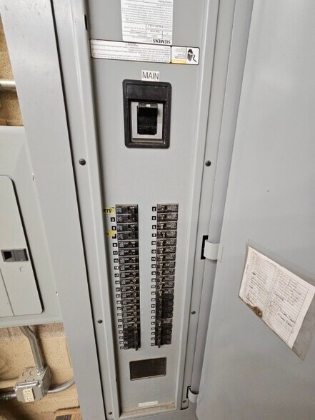 More Photos Of 215 E Randolph Ave, Enid Storefront For Lease