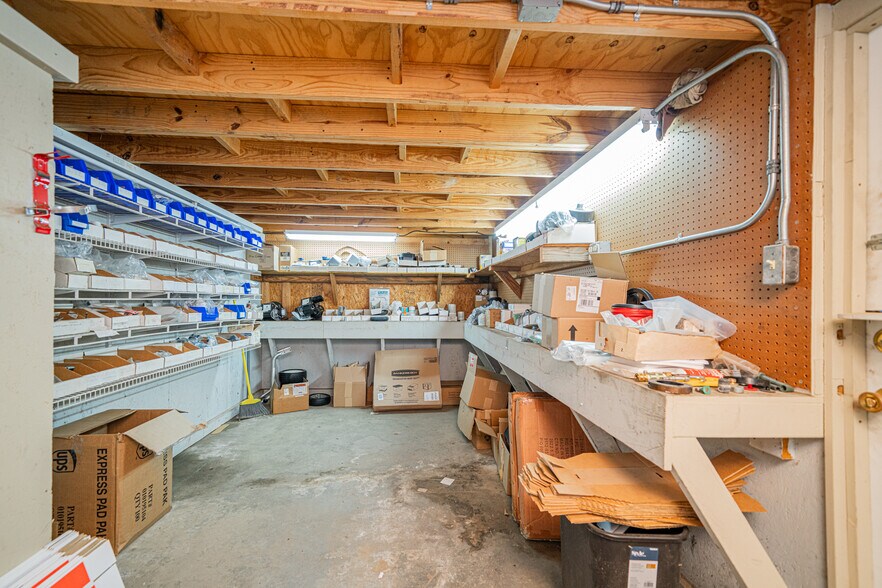More Photos Of 118 Industrial Blvd, Kilgore Flex For Lease