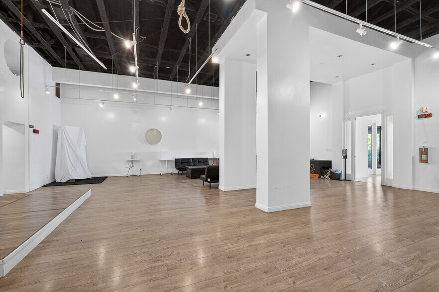 More Photos Of 910 N La Cienega Blvd, Los Angeles Storefront Retail Office For Sale