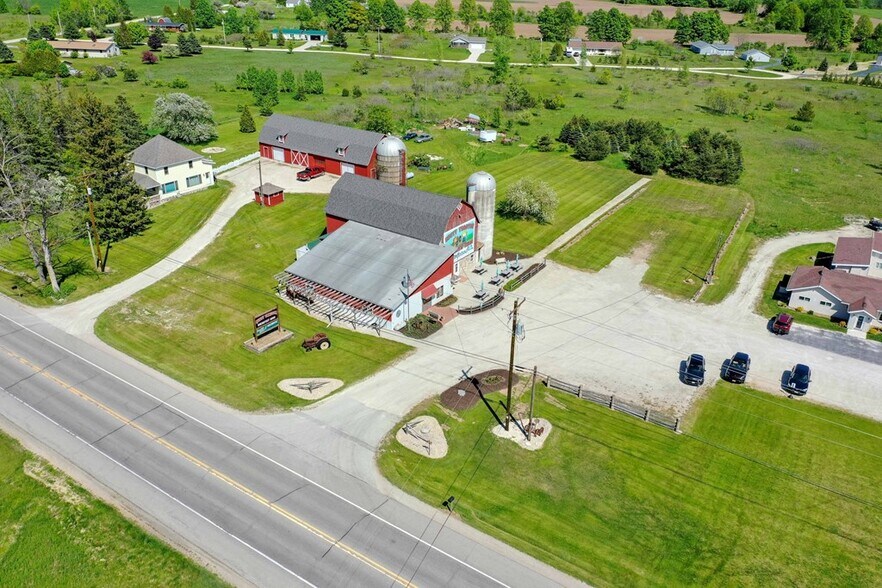 More Photos Of 6216 WI-42, Egg Harbor General Retail For Sale