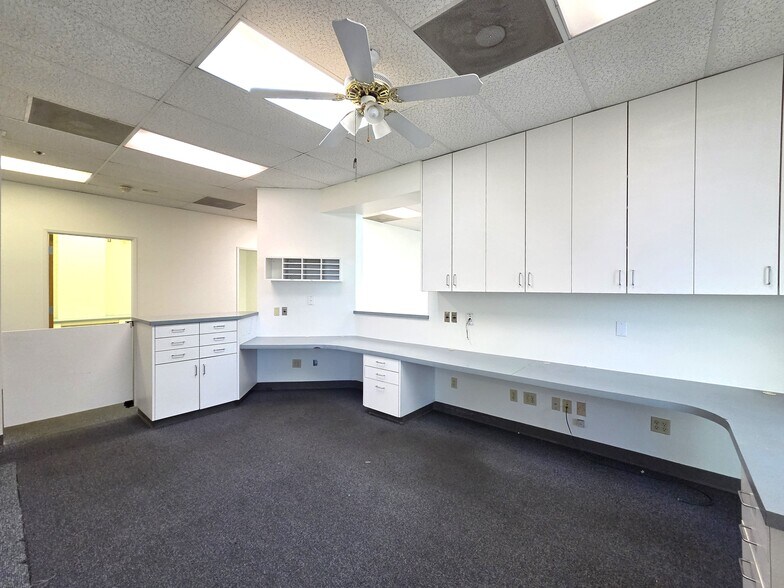 More Photos Of 300 Old River Rd, Bakersfield Medical For Lease
