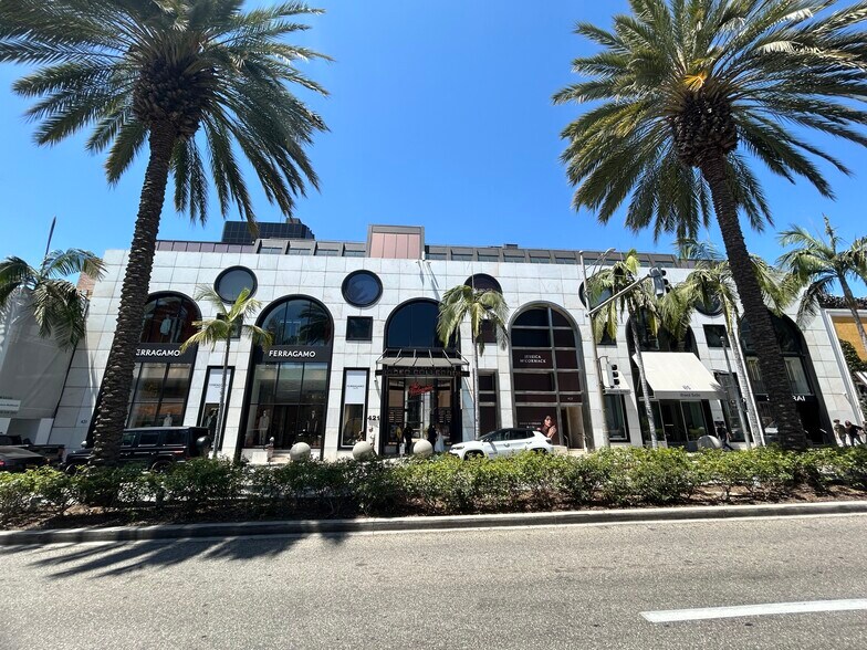 More Photos Of 421 N Rodeo Dr, Beverly Hills Storefront Retail Office For Lease