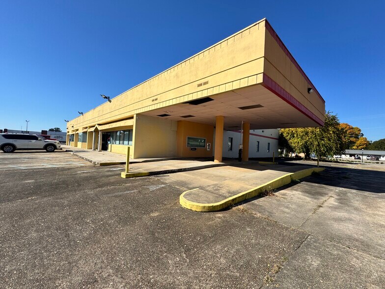 More Photos Of 421 N Gilmer Ave, Lanett General Retail For Sale