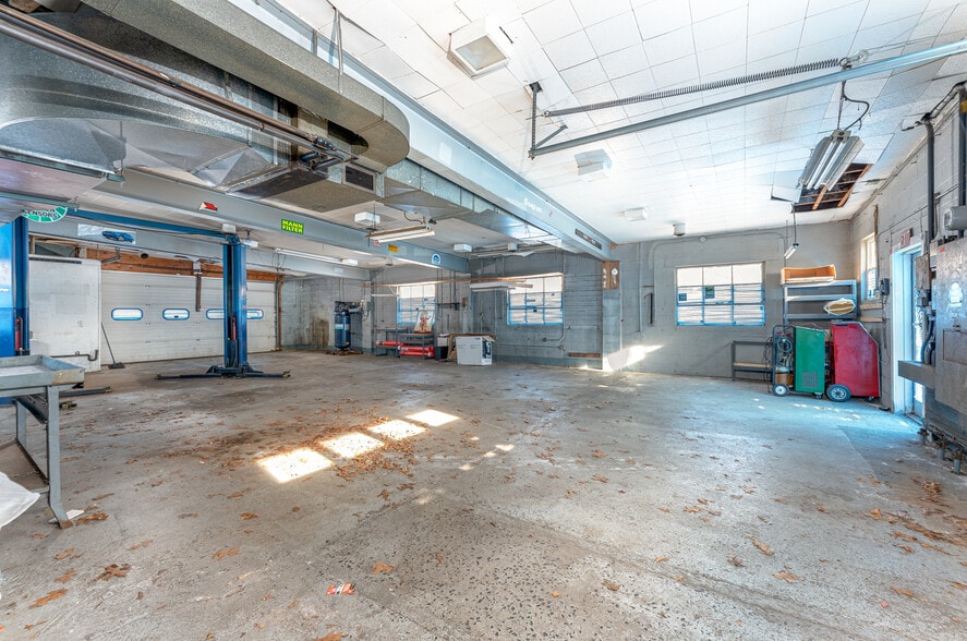 More Photos Of 157 Washington Ave, North Haven Auto Repair For Sale