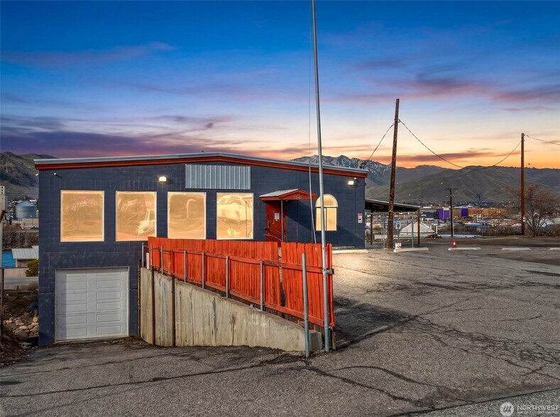 Primary Photo Of 1052 Valley Mall Pky, East Wenatchee Flex For Sale