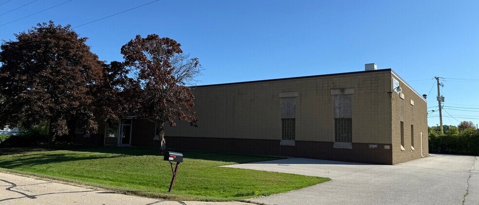 Primary Photo Of 2540 Carleton Ave, Appleton Light Distribution For Sale